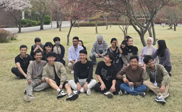 A group photo of students from the IT Convergence Department taken at school.